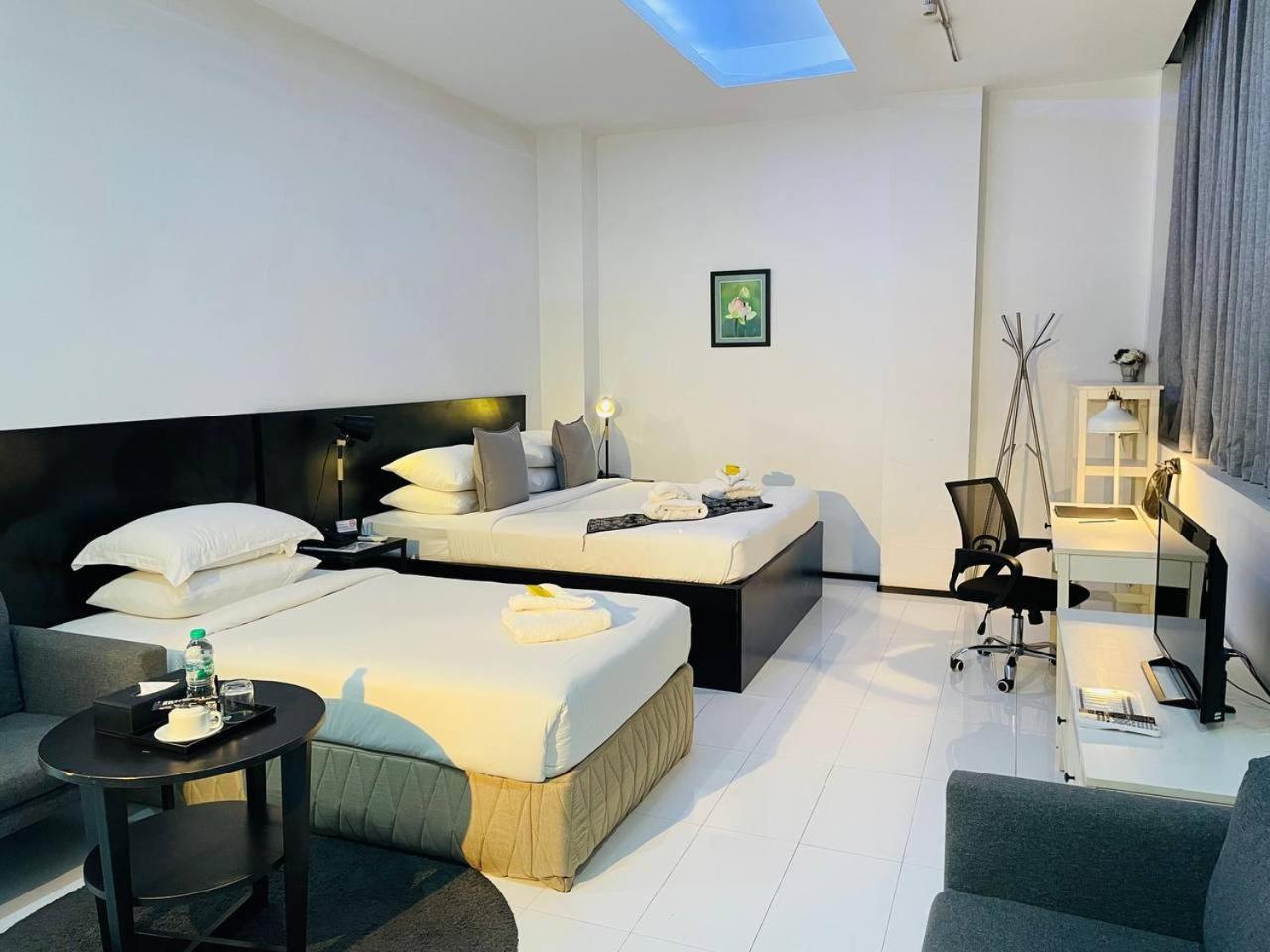 Yama Hotel & Rooftop Bar Yangon Bagian luar foto