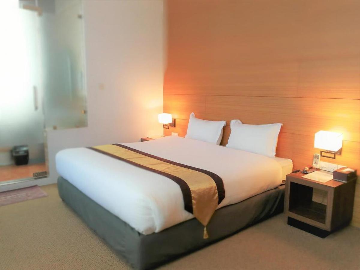 Yama Hotel & Rooftop Bar Yangon Bagian luar foto